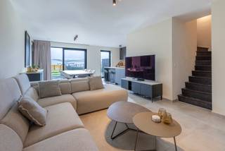 Deze quasi-nieuwbouwwoning met 3 slaapkamers en tuin, gebouwd in 2024, is gelegen op een goed bereikbare locatie en combineert hedendaags...