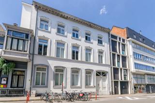 Luxueuze studio, van maar liefst 28 m² en met eigen privatief terras van 23m² in hartje Leuven nabij Grote en Oude Markt. Deze kamer bevindt zich op het gelijkvloers aan de achterkant en geniet van een prachtig uitzicht over de tuin. De studio heeft eigen sanitair (lavabo, wc en douche) en geïnstalleerde kitchenette. De studio zal ook volledig gemeubeld zijn met bureau, stoel, boekenrek, kast, dubbel bed, frigo en verduisterende rolgordijnen. Extra troef: Naast het hebben van uw eigen terras, mag elke student ook gebruik maken van de grote (7are!) gemeenschappelijke tuin. Top om te genieten of te studeren in het zonnetje, te midden het groen. Beschikbaar vanaf 15/09/2026. Huurprijs 870€ + 60€ provisie voor nutsvoorzieningen. Enkel voor studenten!