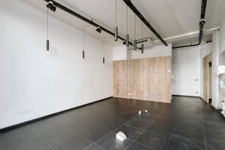 Dit handelsgelijkvloers van ca. 55 m² bevindt zich op een absolute toplocatie in Wilrijk-centrum, aan het drukste kruispunt van de gemeente...