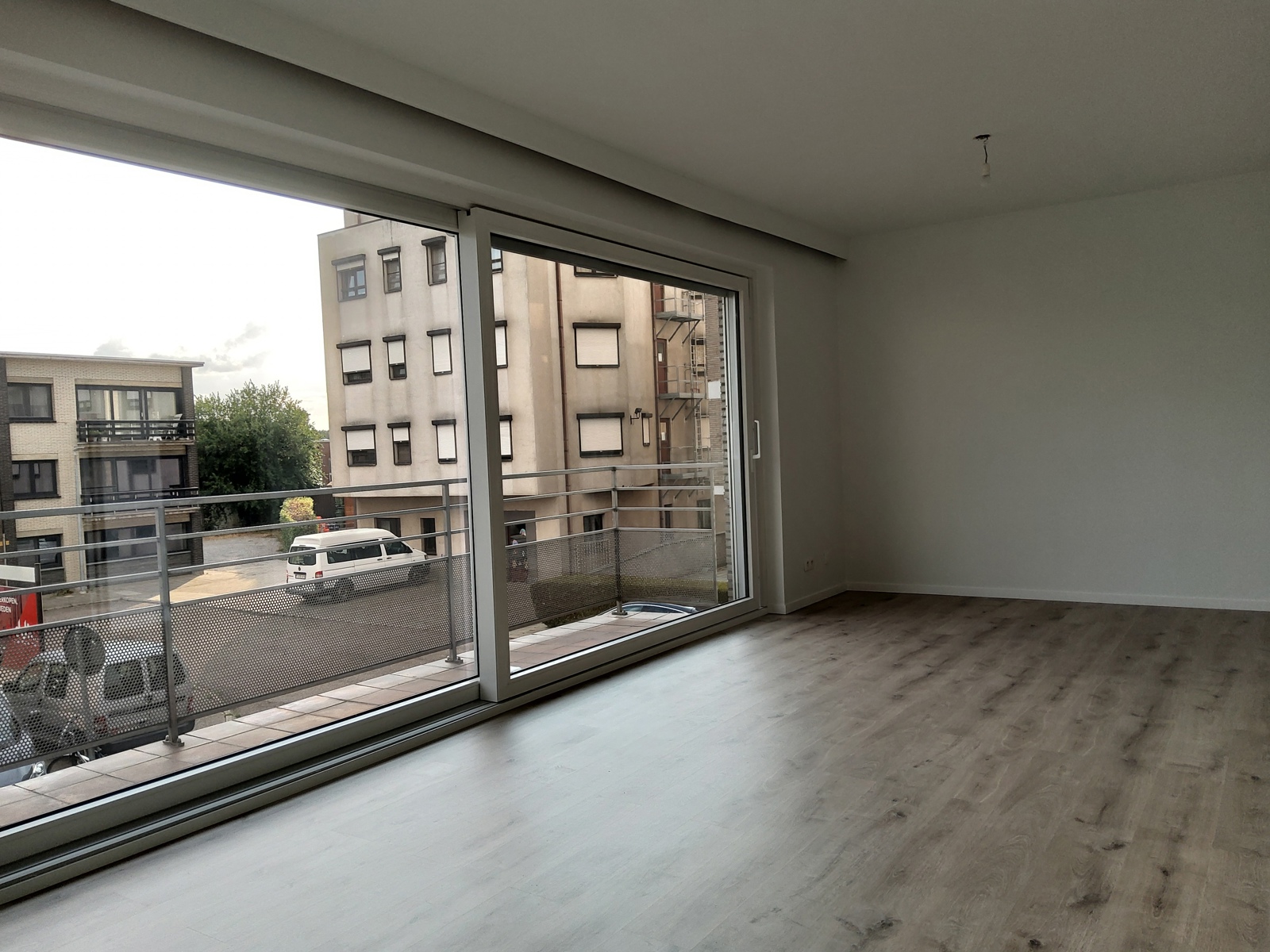 Sfeervol gerenoveerd appartement met terras en parking! - foto 2