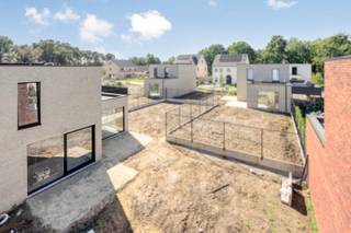 <p>Te koop: moderne open bebouwing in Koersel, gelegen in een rustige residentiële buurt.</p>

<p> </p>

<p>Deze nieuwbouw woning (bouwjaar 2026) combineert eigentijdse architectuur met een praktische indeling. Gelegen in Panisdries, geniet u van een groene omgeving met alle voorzieningen op korte afstand. De woning biedt drie comfortabele slaapkamers, een ruime tuin en een carport. Dankzij de open bebouwing profiteert u van veel lichtinval en een gevoel van ruimte.</p>

<p> </p>

<p>Belangrijkste ruimtes:</p>

<p>• Ruime living met aansluitende eetkamer, ideaal voor gezellige momenten.</p>

<p>• Moderne keuken met directe toegang tot de tuin.</p>

<p>• Drie slaapkamers, perfect voor gezin of gasten.</p>

<p>• Badkamer met alle nodige voorzieningen.</p>

<p>• Carport voor uw wagen.</p>

<p>• Berging en inkomhal voor extra opbergruimte.</p>

<p>• Terras met zicht op de tuin.</p>

<p> </p>

<p>Troeven:</p>

<p>• Nieuwbouw (2026) met moderne indeling.</p>

<p>• Zonnepanelen</p>

<p>• Warmtepomp</p>

<p>• Oplevering eind 2026</p>

<p> </p>

<p>Neem vandaag nog contact op met uw ERA-makelaar voor een bezoek.</p>

<p> </p>

<p>JOUW DROOMHUIS. ZO GEVONDEN!</p>