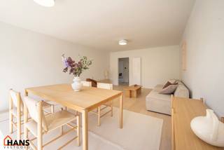 Dit verzorgd appartement op de eerste verdieping combineert een rustige ligging met een vlotte bereikbaarheid. Het appartement werd recent gerenoveerd en omvat een inkomhal met vestiairekast, een apart gastentoilet, een ingerichte badkamer, een aangename leefruimte en een volledig geïnstalleerde keuken. Daarnaast zijn er twee ruime slaapkamers aanwezig, waarvan één toegang geeft tot het terras over de volledige breedte van het appartement.<br /><br />De combinatie van comfort, lichtinval en kwalitatieve afwerking maakt dit appartement bijzonder aantrekkelijk voor zowel eigen gebruik als verhuur.<br /><br />Er bestaat bovendien de mogelijkheid om een garagebox aan te kopen aan € 25.000. De aankoop hiervan is volledig vrijblijvend en niet verplicht.<br /><br />De gemeenschappelijke kosten zijn momenteel nog niet definitief vastgelegd, maar zullen naar verwachting beperkt blijven tot enkel de kosten van de minuterie (verlichting gemeenschappelijke hal) en de blokpolis. Deze worden voorlopig geraamd op ongeveer € 20 per maand.<br /><br />Extra troeven:<br /><br />Recent gerenoveerd appartement;<br />Ruim terras over de volledige breedte;<br />Mogelijkheid tot aankoop garagebox;<br />Lage vermoedelijke gemeenschappelijke kosten;<br />Individuele nutsvoorzieningen;<br />Gunstig EPC;<br />Centrale en rustige ligging.<br /><br />De beschikbare documenten kan u terugvinden via de downloads op onze website.<br />Voor meer informatie kan u terecht op www.hansvastgoed.com of contact opnemen via info@hansvastgoed.com of +32 3 366 05 30.