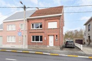Centraal gelegen op wandelafstand van centrum en station van Galmaarden, stellen wij u deze ruime gezinswoning voor met tuin , garage (20m2) en bijgebouw (23m2) op 6are30. Deze woning bestaat uit een inkomhal met gastentoilet, living / eetplaats (33m2), halfopen keuken met eethoek (19m2) en toegang tot terras en tuin, berging en droge bewaarkelder. Het verdiep herbergt een nachthal, 2 grote slaapkamers van 16m2, dressing en badkamer langswaar er toegang is naar de masterbedroom (36m2) op het zolderverdiep. EPC D 378 zonder renovatieverplichting, verwarming aardgas (kachels), dubbele beglazing hout met rolluiken. Woning is verhuurd dus opzegtermijn te respecteren. Te bezoeken