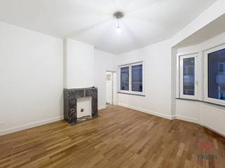 SAINT-GILLES: Naast het Parc de Forest en alle voorzieningen, appartement met 1 slaapkamer +/-65m².Op de 3e verdieping zonder lift:- Keuken uitgerust...