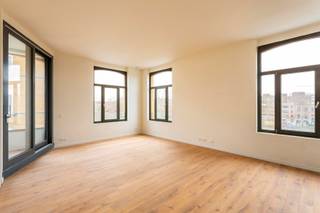 Next level living op het Zuid ! Aan het prachtige nieuwe Zuidpark vinden we dit luxueus gerenoveerd duplex appartement. Op de hoek van de Waalse Kaai en de Lakenstraat, in een karaktervol gebouw. <br />Het appartement is in 2023 energetisch verbouwd met hoogwaardige materialen, is geschilderd en instapklaar. Beschikbaar vanaf 1 juli.<br /><br />Indeling: <br />op de 2e verdieping: inkomhal met apart toilet, ruime berging, twee slaapkamers (9m² en 13m²), luxueus afgewerkte badkamer met inloopdouche, mooie eiken bloktrap die toegang verleent tot de 3e verdieping. Daar vinden we een lichtrijke leefruimte op parket met een prachtige maatwerk keuken (voorzien van alle nodige toestellen), en een ruim overdekt terras. <br /><br />Bijzonderheden:<br />Zeer veel lichtinval door de hoekligging en grote ramen.<br />Privatieve ruime kelderberging<br />Maandelijkse kosten van 50 euro (onderhoud lift en blokpolis). <br />Alle nutsvoorzieningen met eigen meters.<br />Gunstige EPC score van 105 kWh/m²<br />Airco