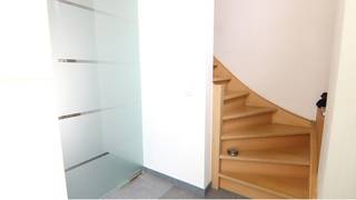 <strong>Prachtige en recente 3-slaapkamerwoning</strong> met <strong>grote TUIN</strong> en <strong>GARAGE </strong>op een zeer goede ligging in <strong>Elverdinge</strong>, vlakbij een bakkerij, beenhouwerij en dagbladhandel. Gelegen in een zijweg van de Veurnseweg en de verbindingsweg tussen Elverdinge en Boezinge. Een energiezuinige en kwalitatief afgewerkte woonst met een <strong>vlotte verbinding met de Noorderring, Ieper, Veurne en Diksmuide. </strong><br />Troeven : <br /><strong>+ Energielabel A!</strong><br />+ Vloerverwarming op gelijkvloers!<br />+ Hoogwaardige kwaltatieve afwerking en inrichting!<br />Gegarandeerd woonplezier in deze eigentijdse en comfortabele woning met een bruikbare vloeroppervlakte van 250 m²<br /><br />Omvat een inkomhal met gastentoilet, een ruime leefruimte met modern geïnstalleerde open keuken met eiland, trappenhal, 3 slaapkamers (1 ervan met dressing), ruime volledig ingerichte badkamer, garage met sectionale poort, een grote zolder en een zuid-gericht onderhoudsvriendelijke tuin met tuinhuis voorzien van verlichting en stopcontact. <br />#leukwonen #elverdinge #ieper<br /><br />Beschikbaar  1 maart 2026