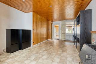 Te renoveren halfopen bebouwing met 2 à 3 slaapkamers op TOPlocatie te Brasschaat! Indeling: Bij het binnenkomen betreedt u een inkomhal op stenen vloer die toegang biedt tot de lichtrijke woonkamer De woonkamer, voorzien van een gezellige gashaard, sluit aan op de geïnstalleerde keuken. De keuken is voorzien van een dubbele lavabo, kookvuur, dampkap, oven en ingemaakte kasten. Achter de keuken bevindt zich de badkamer voorzien van lavabomeubel, ligbad met douchefunctie en toilet. Vanuit de keuken hebben we toegang tot de zonnige veranda, voorzien van extra gastentoilet en lavabomeubel. Op de eerste verdieping treffen we 2 à 3 slaapkamers aan. Ruime en zonnige (ZW) tuin van 257 m2.Deze woning is een uitstekende kans om volledig naar eigen smaak te renoveren en er uw droomhuis van te maken! <br /><br />Extra: EPC: 456 kWh/m² uc: 20250821-0003666917-RES-1 (E-score -&gt; renovatieverplichting), perceelscore B, gebouwscore A. Niet gelegen in mogelijks of overstromingsgevoelig gebied, niet gelegen in afgebakend overstromingsgebied of afgebakende oeverzone, niet gelegen in risicozone overstromingen, woongebied, stedenbouwkundige info in aanvraag. Nabij school, winkels, openbaar vervoer, etc. Voor meer info ga naar www.coenenvastgoed.be of bel 03/375.82.92