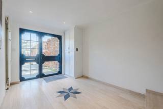 Ontdek deze bijzonder ruime en perfect onderhouden woning met tal van mogelijkheden, ideaal voor zowel een gezin als een vrij beroep of thuiswerk!Bij...