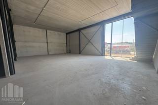<strong>Nieuwbouw KMO-unit</strong> te koop met een oppervlakte van <strong>446 m² </strong>met <strong>216 m² kantoorruimte</strong> en <strong>7 privatieve parkeerplaatsen</strong>.<br />De loods maakt deel uit van het bedrijvenpark Buda, een modern KMO-park gelegen langs de Budasteenweg 26 in Machelen, op een strategische locatie vlakbij de Ring van Brussel (R0). Dit biedt uitstekende verbindingen naar zowel het centrum van Brussel als belangrijke autosnelwegen, ideaal voor bedrijven die mobiliteit en logistieke efficiëntie centraal stellen.<br /><br />Binnen het park kan een <strong>nieuwbouwproject van +/- 1.480 m²</strong> gerealiseerd worden, volledig op maat van de koper. Het gebouw biedt tal van mogelijkheden: het kan als één geheel worden ontwikkeld of opgesplitst worden in meerdere units, afhankelijk van de specifieke noden van de eindgebruiker. Hierdoor is het project geschikt voor zowel kleine als middelgrote bedrijven, actief in uiteenlopende sectoren. Daarnaast bestaat de mogelijkheid om een mezzanine toe te voegen, wat extra flexibiliteit biedt in het gebruik van de ruimte.<br /><br />De combinatie van flexibiliteit in bouwopties, een toplocatie vlakbij logistieke en economische hubs, en een aantrekkelijke, professionele omgeving maakt Bedrijvenpark Buda een uitstekende keuze voor groeiende ondernemingen.<br />Mogelijkheid tot aankopen van privatieve parkeerplaatsen. Ruime parkeermogelijkheid op het verharde terrein.<br /><br />Voor meer informatie, plannen of een vrijblijvend plaatsbezoek kan u terecht bij <strong>PANORAMA B2B</strong> op <strong>0477 30 40 05</strong>