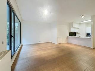 Brussel: Up-Site-residentie – Met een bewoonbare oppervlakte van 125 m², drie volwaardige slaapkamers, twee badkamers, een privéterras van 40 m², een privatieve kelderberging en een ondergrondse parkeerplaats biedt dit pand een zeldzame combinatie van ruimte, comfort en woonkwaliteit op de huurmarkt.<br /><br />Indeling:<br />- Ruime en lichtrijke leefruimte die uitgeeft op een terras van 40 m², dat gedurende een groot deel van het jaar een echte extra leefruimte vormt.<br />- Grote, volledig uitgeruste keuken, ideaal voor kookliefhebbers, voorzien van kwalitatieve Miele-toestellen.<br />- 3 lichtrijke slaapkamers met grote raampartijen.<br />- 2 moderne badkamers.<br />- Zonnig terras van 40 m².<br />- 2 toiletten, waarvan één gastentoilet.<br />- Privatieve kelderberging.<br />- Parkeerplaats<br /><br />Extra's:<br />- EPC: C<br />- Provisie van € 250 voor gemeenschappelijke lasten, onderhoud, verwarming en warm water.<br />- Elektriciteit en koud water zijn individueel ten laste van de huurder.<br />- Het appartement wordt volledig opnieuw geschilderd<br /><br />Ligging:<br />Het appartement is gelegen in de prestigieuze Up-Site-residentie.<br /><br />Op wandelafstand vindt u onder meer:<br />- Tour & Taxis, met restaurants, evenementen en het park;<br />- Talrijke winkels en supermarkten;<br />- Openbaar vervoer (tram, bus en metro);<br />- Het station Brussel-Noord en het historische stadscentrum;<br />- Een ideale locatie die de dynamiek van de stad combineert met de rust van een moderne residentiële omgeving.<br /><br />Beschikbaar vanaf 01/10/2026!