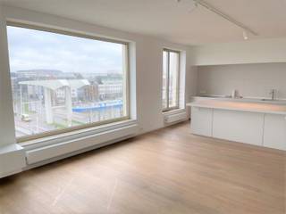 Prachtig gelegen 2 slaapkamer appartement op het Eilandje met zicht op het Kattendijkdok 5 de verdieping opp 103 m² + ruim terras . indeling : inkomhal met toilet en berging, living met open ingerichte keuken , groot oost gericht terras, nachthal ,badkamer met ligbad , douche ,toilet , lavabo's met meubel , 2 slaapkamers .BEOORDELING: zeer mooi en ruim appartement op een topligging op het Eilandje volledig wit geschilderd appartement met panoramisch zicht op het Kattendijkdok ,groot terras , ingerichte keuken met apparatuur van siemens
,oven /,microgolf , vaatwasser ,groot keramisch vuur , dubbel glas ,zonnewering , ruime badkamer ,prijs 520.000 er zijn 3 parkings aan 40.000 € / stuk , gemeenschappelijke kosten 175 €