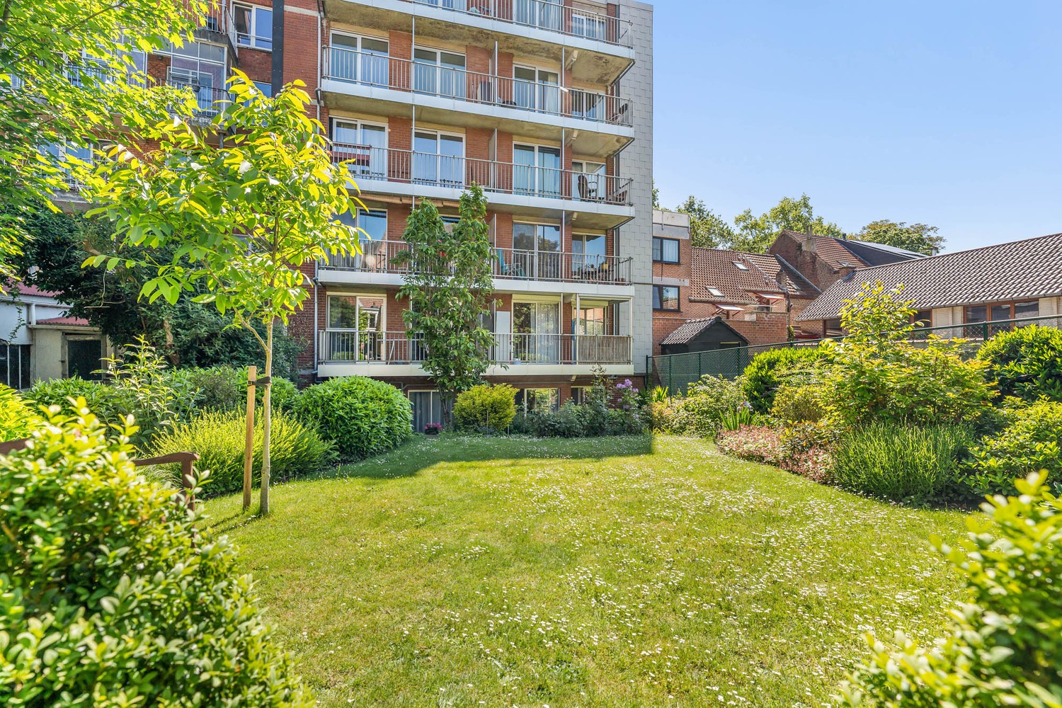 Goed gelegen, lichtrijk en energiezuinig appartement met 2 slaapkamers, een terras en een gemeenschappelijke tuin tegenover de botanische tuin en nabij het UZ Gasthuisberg te centrum Leuven! - photo 4