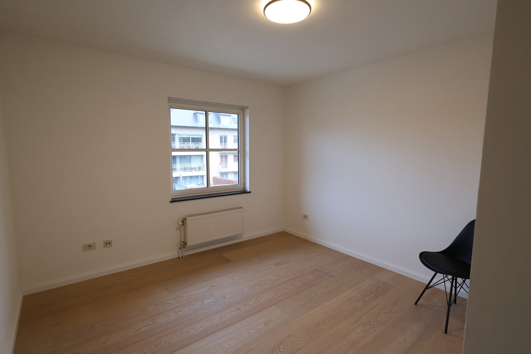 Een gerenoveerd appartement op de 2de verdieping van 102m² met 2 slaapkamers en terras. - foto 4