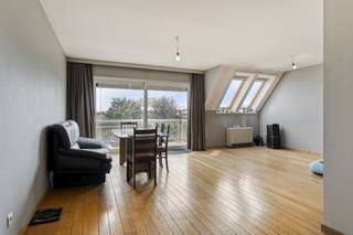 Ce confortable appartement à vendre a une superficie d'environ 82 m² et peut profiter de 2 chambres et de 2 salles de bain. Vous pourrez vous détendre sur l'agréable terrasse ensoleillée. L'appartement est situé dans un endroit très pratique dans le centre, à quelques pas du marché de Waregem.Achat obligatoire d'un box de garage souterrain et d'un stockage souterrain : 30 000€MISE EN PAGEHall d'entrée - toilettes séparées - séjour très lumineux avec terrasse - cuisine (réfrigérateur, plaques de cuisson, évier) - rangement - terrasse avec vue sur le jardin commun - 3 chambres - salle de bainINFORMATIONS GÉNÉRALES- appartement très lumineux- terrasse agréable- actuellement loué Si vous recherchez un appartement à vendre dans le centre de Waregem, assurez-vous de prendre rendez-vous !