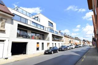 Schitterend afgewerkt appartement met een oppervlakte van maar liefst 134m² op een top locatie in het centrum van Ledegem.<br /><br />U geniet als bewoner van deze schitterende eigendom, opgetrokken met de fijnste technieken, alle moderne comfort en sterke isolatie waarden. <br /><br />Een ruime en lichtrijke leefruimte met open moderne keuken en smaakvolle inrichting. Daarnaast een ruime bergruimte voorzien, met o.a. aansluiting voor wasmachine en heel wat stockage ruimte. Daarnaast nog een apart gastentoilet, de badkamer met inloopdouche, bad, lavabo en toilet en 2 ruime slaapkamers.<br /><br />Via het schuifraam in de woonkamer komen we op het aangename, zuid-oostgericht dakterras van 40m².<br /><br />Centrale verwarming op aardgas en meerbepaald vloerverwarming, hoogrendementsbeglazing en volledig geïsoleerd waardoor dit een zeer energiezuinig appartement zal blijken te zijn. <br /><br />Het appartement werd reeds volledig opgeschilderd en is overal voorzien van moderne verlichtingsarmaturen en gordijnen.<br />Deze penthouse wordt aangeboden met garage.<br /><br />Beschikbaarheid: 01/09/2026<br />Huurprijs: 925 EUR/maand + 70 euro syndic of een totaal van 995 EUR/maand<br />Adres: Rollegemstraat 37/3.1, 8880 Ledegem<br />Onze referentie: DEV5088