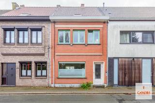 In deze rustige straat, grenzend aan de Bourgoyen-Ossemeersen en op wandelafstand van het park Claeys Bouüaert, winkels, scholen en openbaar vervoer, vindt u deze gesloten bebouwing met een <strong>grote zuidgerichte tuin</strong>. De woning heeft nood aan een <strong>grondige renovatie</strong>. Enkel het dak en de ramen aan de voorzijde zijn afgelopen jaren gerenoveerd. <br /><br />Op het gelijkvloers komt u binnen via de inkomhal waarna u naar de <strong>voorplaats </strong>gaat, dewelke aansluit op de woonkamer. Aansluitend bevinden zich de <strong>eetplaats </strong>en de <strong>keuken </strong>met toegang tot de tuin. Achterliggend is nog een handige berging. De woning heeft een <strong>diepe en zonnige tuin</strong> met zuidoriëntatie, een echte troef voor wie op zoek is naar rust en natuur.<br /><br />Het eerste verdiep geeft plaats aan de badkamer en de eerste <strong>twee slaapkamers</strong>. De <strong>zolderverdieping</strong>, toegankelijk via vaste trap, is grotendeels afgewerkt en doet vandaag<strong> </strong>dienst als <strong>derde, ruime slaapkamer</strong>.<br /><br />Deze woning is de ideale kans voor wie op zoek is naar een woning in een aangename buurt, en zijn eigen goesting en smaak wil toepassen bij het renoveren! Wenst u een afspraak, neem dan contact op met Theo voor uw bezoek ter plaatse: theo@convas.be