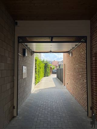 <span><strong>Huurprijs: 75 EUR per maand<br />Beschikbaar: Onmiddellijk</strong><br /></span><br /><strong>1 autostaanplaats in het centrum van Turnhout met automatische sectionaalpoort aan de Grote Markt van Turnhout.<br /></strong><span>Met sleutel / afstandsbediening</span>