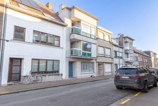 In het centrum van Heist verkopen wij dit lichtrijk 2-kamerappartement, gelegen in een kleinschalig gebouw zonder syndicus (en dus lage gemeenschappelijke kosten).<br />Leuke locatie vlakbij de Markt, de Zeedijk, het Heldenplein, ...<br /><br />Het appartement heeft een gevelbreedte van ca. 6,50 meter met de leefruimte aan de westkant.<br />Ook op technisch vlak scoort het appartement goed: een EPC-label C (geen renovatieplicht), asbestveilig en een conforme elektriciteitskeuring.<br /><br />Indeling: <br />Inkomhal met aparte bergruimte, een aangename en vrij ruime woonkamer met toegang tot de verzorgde keuken. De keuken sluit aan op een klein terrasje, ideaal om even buiten te zitten. <br />Mits het wegnemen van de muur tussen de keuken en living kunt u zorgen voor extra veel zonlicht en dit over de ganse breedte van het appartement (al dan niet in combinatie met een nieuwe open keuken met eiland). Verder nog een ruime badkamer en 2 slaapkamers. Aan de achterzijde nog een terrasje, te bereiken via één van de slaapkamers.<br /><br />Dankzij de centrale ligging bevinden winkels, openbaar vervoer, horeca en het strand zich op wandelafstand. Dit maakt het appartement geschikt voor zowel vaste woonst, tweede verblijf of als investering voor langdurige verhuur.<br /><br />Kortom, een interessant appartement op een goede locatie in hartje Heist.<br /><br />Meer informatie of een bezoek gewenst ter plaatse?<br />Contacteer Willem Cauwels op tel. 050/89.27.70.