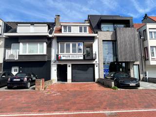 Te huur: inpandige garagebox met 2 autostaanplaatsen voor de poort. <br />Gelegen op de Natiënlaan te Knokke, nabij het handelscentrum. Onmiddellijk beschikbaar.<br /><br />Huurprijs: 200 EUR per maand, syndicuskosten inbegrepen. <br /><br />Meer informatie of bezoeken? Contacteer Willem Cauwels op het nummer 050/89.27.70.