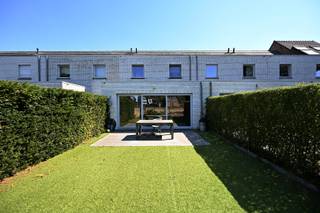 Ruime recente woning in het centrum van Maldegem op 157m² met op het gelijkvloers een inkom (vestiairekast onder trap), gastentoilet, ruime living, open keuken die uitgeeft op tuin en terras. <br />De keuken is voorzien van alle toestellen. <br />Er is tevens een berging en garage met spoelbak en geautomatiseerde poort. <br />Op het verdiep zijn 3 slaapkamers (10m², 10m², 11m²), een ruime badkamer voorzien van lavabomeubel met dubbele lavabo, ligbad, inloopdouche en handdoekradiator. <br />Er is een apart toilet, berging en terras. <br />Op het 2de verdiep bevindt zich een ruime zolderkamer (29m²). <br />De woning heeft een noordwestelijk georiënteerde tuin met terras, dak-, vloer- en muurisolatie, centrale verwarming op aardgas (condensatieketel Vaillant) radiatoren, aluminium ramen voorzien van hoog rendement beglazing, ventilatiesysteem C+.<br /><br />EPC-label A : 100 kWh / (m² jaar) <br />Elektrische keuring : conform tot ...<br /><br />Prijs € 449.000<br /><br />Meer info ? 📞 +32 486 20 67 65 📧 katleen@zakenkantoor-roels.be 🌐 www.zakenkantoor-roels.be.
