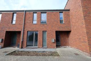 Deze leuke woning dicht bij het centrum van Sint-Truiden is te huur.<br /><br />De woning werd gebouwd in 2015. Voor de verwarming werd er een hoogrendementsketel op aardgas geïnstalleerd en ook een ventilatiesysteem C werd voorzien. Samen met de goede isolatie en dubbele beglazing met pvc ramen zorgt dit voor een E peil van slechts 74 waardoor de huurder kan genieten van een laag verbruik!<br /><br />Binnenkomen doen we in de inkomhal, waar plaats voorzien is voor een vestiaire en een gastentoilet voorhanden is. Wanneer we verder wandelen komen we terecht in de leefruimte met open keuken. Deze werd uitgerust met een combi microgolfoven, vaatwasser, frigo, dampkap en kookvuur. Via de leefruimte kunnen we naar het onderhoudsvriendelijk terras, waar het heerlijk vertoeven is. Via het grote schuifraam gaan we naar een gezellig en onderhoudsvriendelijk terras. Vanuit de keuken is ook de kelderberging met bijhorende garagebox bereikbaar.<br /><br />Op de verdieping zijn er drie slaapkamers voorzien en een badkamer uitgerust met ligbad, dubbele lavabo en een tweede toilet.<br /><br />Heb je interesse in deze woning? Aarzel niet om contact op te nemen voor het inplannen van een bezoek ter plaatse!