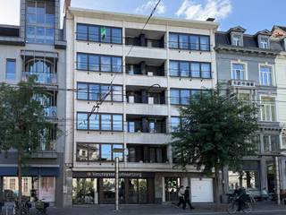 Ontdek deze prachtige penthouse in de Limburgstraat, op een uitzonderlijke locatie in het historische hart van Gent. De Sint-Baafskathedraal, het Belfort en de Korenmarkt bevinden zich op wandelafstand, net als tal van winkels, restaurants en gezellige koffiehuizen. Dankzij de nabijheid van het openbaar vervoer geniet u bovendien van een uitstekende bereikbaarheid.<br /><br />Het appartement werd dit jaar volledig gerenoveerd met bijzondere aandacht voor comfort en energiezuinigheid. Driedubbele beglazing, een nieuwe badkamer, vernieuwde keukentoestellen, maatwerk en schilderwerken zorgen voor een hoogwaardige afwerking. Dankzij deze ingrepen beschikt het appartement over een gunstig EPC-label B.<br /><br />Het appartement bevindt zich op de bovenste verdieping van een residentie met rustige bewoners. U betreedt het pand via de inkomhal die beschikt over een inbouwkast met aansluiting voor een wasmachine, en een gastentoilet. De vernieuwde badkamer is uitgerust met een lavabo, inloopdouche en handdoekdroogrek. Vooraan bevinden zich de bijzonder ruime, lichtrijke leefruimte en afzonderlijke ingerichte keuken met toegang tot een balkon. Achteraan geven twee volwaardige slaapkamers, waarvan 1 met inbouwkast, uit op het ruime, zuidgerichte terras met zonneluifel. Een privatieve kelderberging van 5 m², fietsenstalling en overdekte autostaanplaats vervolledigen het geheel.<br /><br />Dit fantastische penthouse met uitzicht op de Gentse torens is onmiddellijk beschikbaar voor €1.250/maand, vermeerderd met €80 gemeenschappelijke kosten. De autostaanplaats is optioneel bij te huren aan € 150/maand. Elektriciteit, gas en water zijn afzonderlijk ten laste van de huurder. Domicilie is verplicht.<br /><br />Interesse? Mail naar gent@immofrancois.be of bel 09 247 67 66 om deel te nemen aan de bezoekdag!<br /><br />
