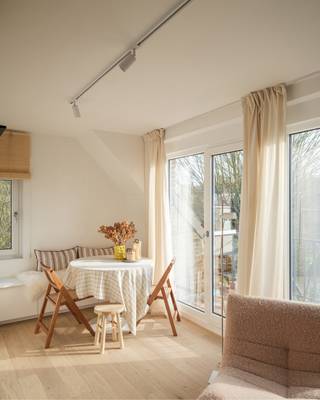 <p><span>Bent u op zoek naar een instapklaar duplex appartement met zonnig terras op een uitstekende ligging? Dit gerenoveerde appartement bevindt zich in een kleinschalig appartementsgebouw met slechts 4 units, dat recent een totaalrenovatie onderging. Hier woont u in alle rust, met het comfort van een modern en energiezuinig gebouw.</span></p>
<p><span>Het appartement werd met oog voor detail en kwaliteit vernieuwd en biedt een doordachte indeling met een lichtrijke leefruimte, een moderne keuken en een hedendaagse afwerking. Momenteel beschikt de unit over één ruime slaapkamer, maar er is eenvoudig de mogelijkheid om een tweede slaapkamer te creëren, wat het geheel bijzonder flexibel maakt voor eigen bewoning of als investering. Daarnaast zijn er twee douchekamers en is er een aansluiting voorzien voor een wasmachine, wat bijdraagt aan het hedendaagse wooncomfort.</span></p>
<p><span>Een absolute troef is het westelijk georiënteerde terras waar u in alle rust kan genieten van de namiddag- en avondzon.</span></p>
<p><span>Als extra troef zijn er kelderbergingen (verplicht mee aan te kopen) en gesloten garageboxen (slechts 1) beschikbaar. Het gebouw blijft kleinschalig en rustig, met slechts vier entiteiten, en werd samen met het appartement gerenoveerd.</span></p>
<p><span>De ligging is een absolute meerwaarde: vlot bereikbaar en centraal gelegen nabij het UZ Gent, het station, het bruisende centrum en diverse parken. Openbaar vervoer, winkels en belangrijke invalswegen bevinden zich in de onmiddellijke omgeving.</span></p>
<p><span>Kortom, een ideale opportuniteit voor wie comfortabel en zorgeloos wil wonen op een strategische locatie in Gent, met extra potentieel dankzij de uitbreidingsmogelijkheden.</span></p>
<p><span>Interesse? Neem vandaag nog contact op voor meer informatie of een bezoek!</span></p>