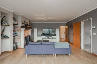 Ruim 2-slaapkamer appartement te koop gelegen op de eerste verdieping te centrum Gistel, langs de Stationsstraat. Indeling: - inkomhal- berging...