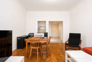 Op een steenworp van het Flageyplein ontdekt u dit prachtige appartement op het gelijkvloers, met een bevoorrechte ligging op directe afstand van openbaar vervoer, winkels en alle voorzieningen.<br /><br />Met een oppervlakte van ongeveer 50 m² valt dit lichte appartement op door de lage gemeenschappelijke kosten. Het bestaat uit een aangename woonkamer met directe toegang tot een volledig ingerichte keuken, één slaapkamer en een douchekamer. Het pand is uitgerust met dubbel glas in de ramen, wat zorgt voor goed thermisch en akoestisch comfort.<br /><br />Dit appartement vormt een uitstekende opportuniteit, zowel voor een koppel dat op zoek is naar een aangename woonomgeving als voor een investeerder die een kwaliteitsvolle investering wil doen in een zeer gegeerde buurt.<br /><br />