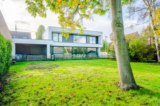 Op zoek naar een recente en energiezuinige woning met alle comfort, vlak bij het Zeekanaal? Deze eigentijdse woning staat op een ruim perceel van 1021 m² en biedt een unieke combinatie van rust, ruimte en moderne technieken.<br /><br /><u><strong>Comfort &amp; energiezuinigheid</strong></u><br />De woning is uitgerust met vloerverwarming op alle verdiepingen, aangestuurd door een warmtepomp lucht-water die in de zomer ook kan koelen. Dankzij de 17 zonnepanelen, ventilatiesysteem type D en aluminium driedubbele beglazing woon je hier niet alleen comfortabel, maar ook bijzonder energie-efficiënt.<br />Een regenwaterput van 10.000 liter, alarmvoorziening en een laadpaal maken het plaatje compleet.<br />Wil je later een gashaard in de woonkamer? De aansluiting werd alvast voorzien.<br />Hoewel de woning recent en technisch volledig up-to-date is, vraagt ze nog wat afwerkingsliefde — ideaal voor wie graag de laatste persoonlijke toets aanbrengt.<br /><br /><u><strong>Indeling</strong></u><br />Op het gelijkvloers bevindt zich een gezellige woonkamer met open keuken en aansluitende berging, een inpandige garage en een ruime buitenberging.<br />Boven vind je drie slaapkamers, een ruime badkamer en een aangename overloop met zicht op de tuin, ideaal als bureau of leeshoek.<br /><br /><u><strong>Ligging</strong></u><br />De woning ligt in een rustige straat op wandelafstand van de Schelde – perfect voor wie houdt van natuur, wandelen of fietsen.<br /> 