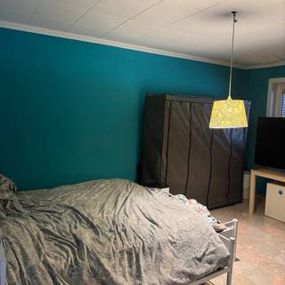 <h2><span>Handelspand met appartement en parkeermogelijkheid</span></h2>
<p><span>Dit ruime pand biedt tal van mogelijkheden voor ondernemers, zelfstandigen of investeerders die op zoek zijn naar een eigendom met veel potentieel.</span></p>
<p><span>De handelsruimte heeft een oppervlakte van 282 m² en is momenteel ingedeeld in een bureauruimte en een ruime werkruimte. Daarnaast is er toegang tot een kelder, die extra opslagmogelijkheden biedt.</span></p>
<p><span>Vanuit het handelspand is er toegang tot de inkomhal, vanwaar de trap naar het bovenliggende appartement leidt. Het appartement beschikt over een leefruimte, keuken, twee slaapkamers, een badkamer met bad en een berging.</span></p>
<p><span>Vooraan het pand is er parkeermogelijkheid aanwezig, wat een extra troef is voor zowel de handelsruimte als het appartement.</span></p>
<p><span>Het pand dient gerenoveerd te worden, maar biedt dankzij de ruime oppervlakte en de combinatie van handel en wonen heel wat mogelijkheden. De indeling kan naar eigen wens en behoeften worden aangepast, waardoor dit pand ideaal is voor wie op zoek is naar een renovatieproject met potentieel.</span></p>