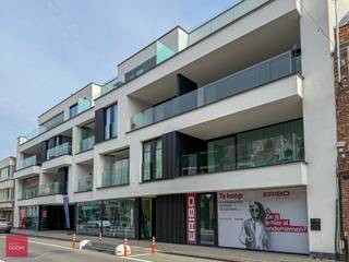 Instapklaar. Bestaande uit een inkomhall, living (parket, vloerverwarming), ingerichte keuken met alle modern toestellen, berging, 2...