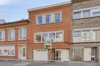 <p><br />In een rustige straat ontdek je hier een karaktervol huis dat wacht op een frisse wind. Met haar royale ruimtes, praktische indeling en een tuin die uitnodigt tot ontspannen, vormt dit de ideale basis voor wie droomt van een eigen plek om volledig naar wens in te richten.</p>
<p>Op de gelijkvloerse verdieping vind je een ruime garage, een praktische wasruimte en een bureau die ook als extra vestiaire of doorloopkamer naar de veranda kan dienen. Op de eerste verdieping geniet je van een ruime woonkamer en een aparte keuken. Vanuit de keuken stap je het terras op, dat een aangename verbinding vormt met de tuin beneden. De tweede verdieping herbergt drie slaapkamers en een badkamer, waardoor er ruimte genoeg is voor het hele gezin. De zolderverdieping biedt bovendien nog een verrassend extra troef: zodra er een vaste trap wordt geplaatst, kan deze verdieping omgevormd worden tot een volwaardige kamer.</p>
<p>De woning beschikt overal over dubbele beglazing, maar vraagt wel om renovatie. Met een EPC-label E geldt er een renovatieverplichting, wat tegelijk de kans biedt om dit huis helemaal naar de standaarden van vandaag te tillen.</p>
<p>Ben je klaar om je eigen stempel te drukken op een woning met zoveel mogelijkheden? Plan je bezoek dan op 27 september via onze website en ontdek ter plaatse de vele troeven.</p>