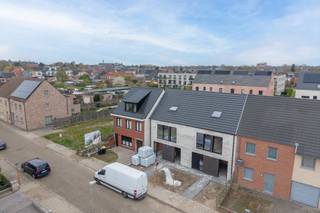 <strong>Prachtige moderne en energiezuinige nieuwbouwwoningen met 3/4 slaapkamers op een mooi perceel te Turnhout<br /><br />Zeer gunstig gelegen</strong> in een rustige kindvriendelijke omgeving op een boogscheut van de Grote Markt en scholen alsook een vlotte bereikbaarheid naar de autosnelweg E34, Antwerpen - Eindhoven<br /><br />Deze<strong> ruime en tijdloze woningen</strong> bestaan uit een inkomhal met vestiaire en gastentoilet, een<strong> zeer ruime en lichtrijke woonkamer van +/- 60 m²</strong> met vooraan een open keuken. Vanuit de inkomhal toegang naar de handige berging + wasruimte. Er werd eveneens een extra buitendeur voorzien voor makkelijke toegang met fietsen.<br /><br />Op de eerste verdieping treffen we <strong>drie slaapkamers,</strong> een aparte toilet en een badkamer met natuurlijk licht die ruimte biedt voor zowel een bad als douche. Men heeft de mogelijkheid om in de grootste slaapkamer eveneens een dressing te voorzien.<br /><br />De trap naar de tweede verdieping wordt ook reeds geplaatst zodat u hier vrij eenvoudig een grote extra slaapkamer, hobby- of werkkamer kan realiseren. Hier bevindt zich ook de technische ruimte.<br /><br />Om het <strong>E peil 20 </strong>te bereiken maakt men gebruik van <strong>duurzame en energie-efficiënte </strong>middelen zoals : <strong>een warmtepomp, vloerverwarming, zonnepanelen, ventilatiesysteem D, enz <br /><br />Het gaat om een perceel van 258 m² </strong>in een mooie en rustig gelegen omgeving en <strong>ruime woning van +/- 216 m².<br /><br />Momenteel heeft men nog inspraak in de keuze van keuken, sanitair en vloeren. Dus wees er snel bij!<br /></strong><br />De woning kan ook semi-casco aangekocht worden tegen een verlaagde prijs. <br /><br /><strong>Voor meer informatie, plannen, lastenboeken en prijzen</strong> of een bezoek contacteer ons via info@dilegno.immo of 014 70 73 23.
