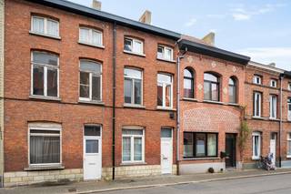 Op een goede locatie nabij het centrum van Mechelen bevindt zich deze ruime woning met 4 slaapkamers. U bevindt zich hier op wandelafstand van winkels, scholen, eet- en drankgelegenheden en het openbaar vervoer.<br /><br />We betreden de woning via de inkomhal, die uitgeeft op een eerste ruimte met plaats voor een eettafel. Aansluitend bevindt zich een aparte leefruimte, gevolgd door de keuken, voorzien van de voornaamste toestellen. Verder op het gelijkvloers vindt u de badkamer. Vanuit de woning heeft u toegang tot een buitenkoer.<br /><br />Op de eerste verdieping geeft de nachthal toegang tot twee ruime slaapkamers. De tweede verdieping beschikt over nog twee slaapkamers, wat deze woning ideaal maakt voor grotere gezinnen. Daarnaast is er nog een kelder, die kan dienen als extra opslagruimte.<br />Dit is een uitstekende opportuniteit als u op zoek bent naar een ruimere woning met 4 slaapkamers op een goede locatie te Mechelen. Contacteer ons voor meer informatie op 0487 32 91 87 of neem een kijkje op www.boonstravastgoed.be.<br /><br />Bijzonderheden:<br />- Buitenkoer<br />- 4 slaapkamers<br />- Vlakbij centrum Mechelen