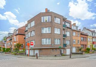 Aangenaam appartement met 2 slaapkamers, garage en terras in Dilbeek, ideaal voor wie op zoek is naar comfortabel en goed gelegen wonen. Dit...