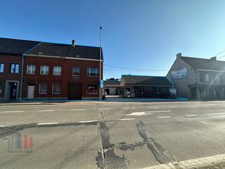 Dit strategisch gelegen en uiterst veelzijdige pand langs de druk bereden Kortrijkseweg (N43) in Waregem biedt een uitzonderlijke kans...