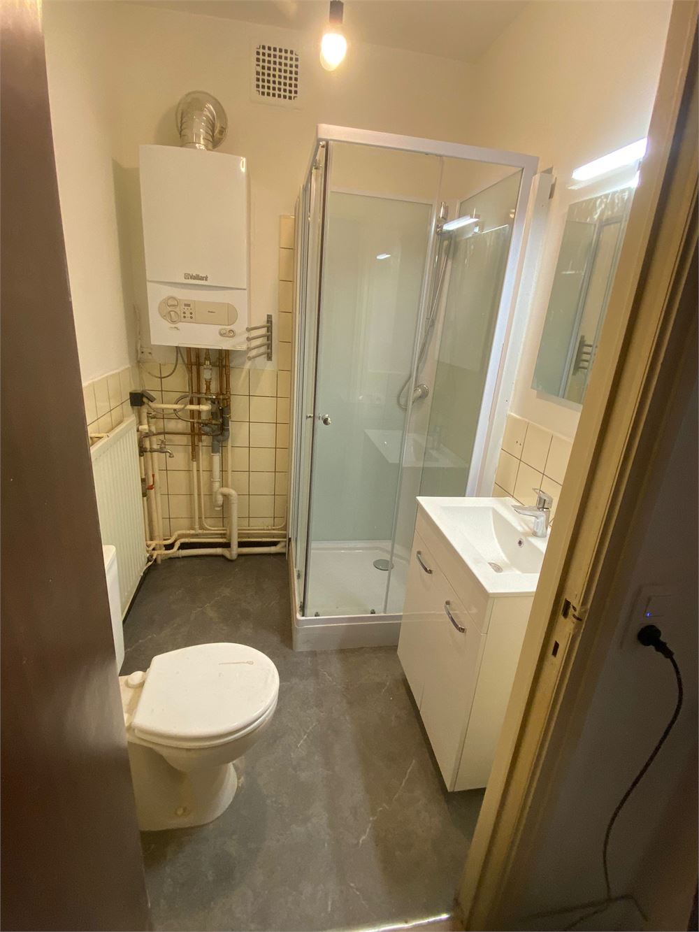 Volledig gerenoveerd ruim 1 slaapkamer appartement - foto 5