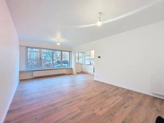 <span>Gerenoveerd gelijkvloers appartement in Buizegem-wijk te Edegem in een kleinschalig gebouw. Gelegen in een rustige woonwijk nabij het gekende park 'Romeinse Put', doch nabij openbaar vervoer, winkels en in de onmiddellijke omgeving van belangrijke invalswegen. <br /><strong><br />INDELING</strong><br />We betreden het appartement via de ruime inkomhal met gastentoilet. Vervolgens komen we in de leefruimte, met grote raampartij welke zorgt voor heel wat natuurlijke lichtinval.<br />Vervolgens komen we in de open keuken, welke volledig uitgerust is met een inductievuur, dampkap, ingebouwde oven, ijskast, diepvries en spoelbak.<br /><br />Het appartement omvat 2 slaapkamers (14m² - 10m²) waarvan de kleine toegang geeft tot het oost georiënteerde terras.<br />Er is nog een extra kamer (8m²), welke voor verschillende doeleinden gebruikt kan worden.<br /><br />De nieuwe badkamer, op tegel, omvat een dubbele lavabo + meubel, inloopdouche en spiegelkast.<br /><br /><strong>BIJZONDERHEDEN<br /></strong>Volledig gerenoveerd.<br />Verwarming dmv condensatieketel op gas. <br />Aluminium schrijnwerk met dubbele beglazing.<br />Individuele garagebox, achteraan het gebouw, verplicht aan te kopen tegen €25.000<br />Individuele kelderberging<br /><br />Grondplan en attesten te vinden bij 'downloads'</span>