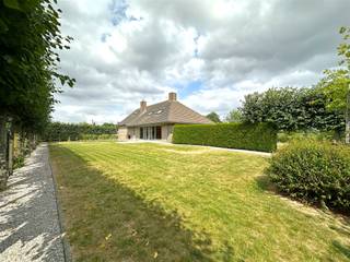 <p><span><strong>ONMIDDELLIJK VRIJ | VRIJSTAANDE WONING MET 5 SLAAPKAMERS, DUBBELE GARAGE EN TUIN</strong></span><br /><span>Deze eigendom omvat 5 slaapkamers, een dubbele garage en een zongerichte tuin. </span><br /><span>Dit op een perceel van 2300 m² langs de Shuiferskapelsesteenweg in Tielt, met centrale ligging.</span><br /><span>De woning is volledig geschilderd/behangen en is onmiddellijk vrij. </span></p><p><span><strong>INDELING: </strong></span><br /><span>We komen binnen in de inkomhal met afzonderlijk gastentoilet die toegang biedt tot alle vertrekken alsook de leefruimte. De leefruimte biedt vele raampartijen die voor veel natuurlijk lichtinval en een mooi zicht zorgen. De leefruimte is tevens voorzien van een gezellige kachel en biedt toegang tot de keuken. De keuken met gezellige eethoek is voorzien van dubbele spoelbak, oven, vaatwasmachine, kookplaat, dampkap en koelkast. Naast de keuken bevindt zich de toegang tot de ruime kelder met dubbele inpandige garage, koele berging en wasplaats. Op het verdiep is er toegang tot 5 volwaardige slaapkamers en de badkamer voorzien van dubbele lavabo met meubel, toilet, douche en bad. </span><br /><span>Daarnaast geniet het eerste verdiep eveneens extra bergruimtes.</span><br /><span>De woning beschikt over een mooie aangelegde tuin rondom de woning. </span><br /><span>Tot slot is er een dubbele garage en diverse staanplaatsen naast de woning.</span></p><p><span><strong>TROEVEN: </strong></span><br /><span>- 5 slaapkamers</span><br /><span>- Dubbele garage</span><br /><span>- 2300m²</span><br /><span>- Zuidgerichte tuin</span><br /><span>- Centrale ligging</span></p>