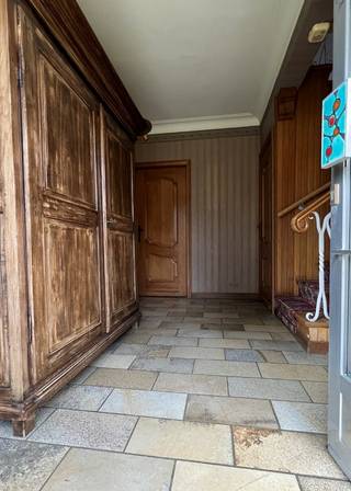 Woning in half open bebouwing met 4 slaapkamers, tuin, carport en garage te koop te Diest, Parelsberg 13.<br /><br />Deze hoekwoning is gelegen op 4a 21ca en heeft een bewoonbare oppervlakte van 208m² (bron: epc). De woning heeft twee inritten.<br /><br />Het gelijkvloers omvat een inkomhal met toilet, een ruime woonkamer met veel lichtinval, keuken met veranda. Ruime tuin met terras omgeven door groen.<br /><br />Eerste verdieping met 2 slaapkamers en badkamer (2de toilet).<br /><br />Tweede verdieping met 2 slaapkamers.<br /><br />Inpandige garage met 2 bergingen en carport naast de woning.<br /><br />Troeven van de woning :<br />- ruime woning met veel lichtinval, tuin, carport en garage<br />- 4 slaapkamers<br />- 2 toiletten<br />- zolder<br />- residentiële woonomgeving op 5 minuten van het centrum<br />- goede verbinding naar autosnelweg<br />- veel mogelijkheden<br /><br />EPC : 552, label F<br />Niet-asbestveilig<br />Elektriciteit niet conform<br /><br />Verkoopprijs : 358.000 €<br />Voor het plannen van een bezoek aan de woning kan u mij bereiken op 0476/952.716 of dimitri@alvast.be<br /><br /><br />Alle gegevens zijn louter informatief, onder elk voorbehoud, en voor zover het pand intussen niet verhuurd of verkocht is.<br />Dit pand wordt door ons geplaatst op volgende websites :<br />-www.alvast.be<br />-www.immoscoop.be<br />-www.zimmo.be<br />-www.spotto.be<br />Indien U het pand op andere websites zou aantreffen is dit niet door ons geplaatst en is de info mogelijk niet up-to-date.