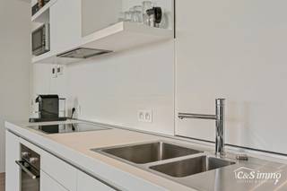 Dit instapklaar appartement (ca..94 m² ) bevindt zich op de 12e verdieping met waterzicht, op het bruisende Eilandje aan de Montevideo en op fietsafstand van het centrum. Inkomhal met toegang tot berging en apart toilet met handenwasser. Ruime woon- en eetkamer (ca. 43m²) op parketvloer met grote raampartijen en toegang tot het terras (ca.9m²). Zowel vanuit de woonkamer als het terras kan u ongestoord genieten van een uniek uitzicht over de Schelde en de dokken. De open ingerichte kwalitatieve keuken op tegelvloer is voorzien van een oven, keramisch kookplaat, koelkast met vriesvak en vaatwasser. Masterbedroom (ca. 15m²) en een tweede slaapkamer (ca. 11m²) alsook op parket. Deze laatste is ook perfect in te richten als bureau, hobbyruimte of kinderkamer. Op het einde van de hal bevindt zich een ingerichte badkamer op tegelvloer voorzien van ligbad met douchemogelijkheid, handdoekradiator en dubbel badkamermeubel. Kelderberging. Autostaanplaats voor €35.000. Toplocatie met alle winkels en restaurants op loopafstand. Kelderberging inclusief.