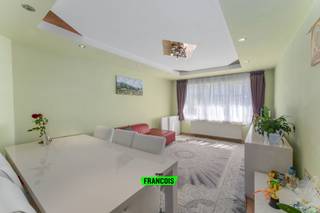 Dit instapklaar appartement bevindt zich op de gelijkvloerse verdieping en is dus vlot toegankelijk. Het betreft daarenboven een kleinschalige residentie, waardoor er geringe maandelijkse lasten zijn. <br /><br />Het appartement is instapklaar en heeft een logische indeling. U heeft een ruime leefkamer met een eet-en leefhoek. Aansluitend is er de functionele keuken met een extra ontbijthoek. <br /><br />U beschikt hier over twee volwaardige slaapkamers. In de badkamer is er een douchecabine, lavabo en toilet voorzien. <br /><br />Tot slot is er nog een grote koer aanwezig. <br /><br />Aarzel niet en neem contact op voor meer info of een afspraak! <br /><br />