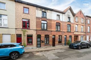<p>Deze recent gerenoveerde woning (2025) bevindt zich op een toplocatie, vlak bij het bruisende centrum van Gent. Alle dagelijkse voorzieningen zoals winkels, scholen en openbaar vervoer zijn in de onmiddellijke nabijheid terug te vinden.<br /><br />De indeling is als volgt:</p>
<p>Je betreedt de woning via de inkomhal/keuken. De keuken is voorzien van alle hedendaagse comfort. Aansluitend op de keuken bevindt zich de gezellige woonkamer met zicht op de tuin. Verder op het gelijkvloers bevindt zich ook nog de moderne badkamer die voorzien is van een inloopdouche. <br />Op de eerste verdieping bevinden er zich 2 ruime slaapkamers met veel natuurlijke lichtinval.<br />Op de tweede verdieping bevinden er zich nog 2 slaapkamers waarvan 1 fungeert als doorloopkamer. De andere kamer word momenteel gebruikt als bureauruimte/tweede leefruimte.</p>
<p>Troeven:</p>
<ul>
<li>Goede locatie</li>
<li>recent gerenoveerd (2025)</li>
<li>gezellige tuin</li>
<li>14 zonnepanelen</li>
<li>thuisbatterij</li>
</ul>
Beschikbaar bij akte.<br /><br />Contacteer Top Vastgoed voor een bezoek op 0475 700 700.