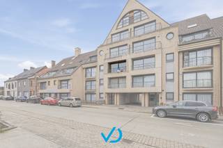 Dit recent gerenoveerde appartement in Residentie Peegie combineert modern wooncomfort met een uitstekende ligging. De Grote Markt, winkels, openbaar vervoer en tal van andere voorzieningen bevinden zich op wandelafstand. Bovendien geniet u van een vlotte bereikbaarheid via diverse belangrijke invalswegen.<br /><br />Het appartement is als volgt ingedeeld: via de inkomhal komt u in de lichtrijke leefruimte met open keuken, die volledig is uitgerust met hedendaagse toestellen. Vanuit de nachthal bereikt u de slaapkamer en de volledig vernieuwde badkamer, voorzien van een moderne douche en wastafel. De slaapkamer biedt bovendien rechtstreeks toegang tot een aangenaam terras, voorzien van een praktische berging. Daarnaast beschikt het appartement over een tweede terras, een aparte berging en een afzonderlijk toilet. Achteraan het gebouw bevindt zich een private garagebox in het afgesloten garagecomplex.<br /><br />Het appartement werd recent gerenoveerd in augustus 2026 en beschikt onder meer over centrale verwarming op aardgas, EPC-label B en een videofoon. Dankzij de centrale ligging, de recente renovatie, de terrassen en de garage is deze eigendom bovendien bijzonder interessant als investering.<br /><br />Op zoek naar een instapklaar appartement met garage op een toplocatie in het centrum van Roeselare? Neem vandaag nog contact met ons op voor een bezoek en ontdek zelf de vele troeven van deze eigendom!