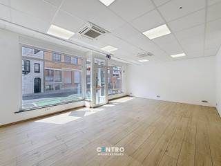 Volledig gerenoveerde woning met 4 slaapkamers met instapklare handelsruimte!<br /><br /><strong>INDELING:<br /><u><em>Gelijkvloers:</em></u></strong><br />Handelsruimte - afzonderlijke bureelruimte - berging - kitchenette - afzonderlijk gastentoilet - sas (voor leveringen) - ZUIDgericht zonneterras.<br /><br /><u><em><strong>Eerste verdieping:</strong></em></u><br />Hal - RUIME living - volledig ingerichte open keuken (o.a. met fornuis, dampkap, spoelbak en frigo) - ruime badkamer (o.a. met lavabomeubel, toilet en inloopdouche) - bureel/1ste slaapkamer.<br /><br /><u><em><strong>Tweede verdieping:</strong></em></u><br />Nachthal - 3 volwaardige slaapkamers.<br /><br /><u><strong>Opmerkingen:</strong></u><br />- Volledig gerenoveerd!<br />- GOED energielabel: B!<br />- Onmiddellijk beschikbaar.<br />- Parkeergelegenheid in de straat.<br />- Recht tegenover apotheek.<br />- Onmiddellijk beschikbaar.<br /><br />RUIME woning met alle hedendaags comfort met instapklaar handelspand in het centrum van Ledegem! Aarzel zeker niet om ons te contacteren voor een bezoek ter plaats: 051/817.817 - info@cento.be.