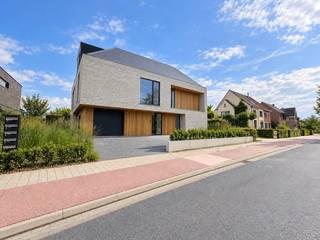 MAIL NAAR CHADIA@WIJSVASTGOED VOOR EEN BEZOEKAANVRAAG ! <br />Op een uitstekende locatie in Lembeke bevindt zich dit stijlvol en hoogwaardig afgewerkt gelijkvloers tweeslaapkamer appartement MET privatieve tuin, gelegen in een kleinschalige residentie. De combinatie van het vele maatwerk, de hoogwaardige materialen en de aangename tuin maakt dit een bijzonder aangename woonplek voor wie op zoek is naar comfort en kwaliteit.<br />Het appartement beschikt over een lichtrijke leefruimte MET maatkast met grote raampartijen en directe verbinding met de groene tuin. De prachtige open keuken vormt een echte blikvanger. Doorheen het volledige appartement werd sterk ingezet op maatwerk (ingemaakte kasten), wat zorgt voor een strakke uitstraling én bijzonder veel praktische bergruimte (vestiaire, kast voor wasmachine en droogkast).<br />Ook de badkamer sluit perfect aan bij het hoogwaardige karakter, met een ruime inloopdouche en stijlvol badkamermeubel. Verder vallen de moderne stalen binnendeur, de natuurlijke houttinten en de verzorgde, tijdloze afwerking meteen op. Het appartement werd voorzien van volledige vloerverwarming via een geothermische warmtepomp gecombineerd met zonnepanelen, wat zorgt voor extra comfort. De tuin werd volledig aangelegd en is voorzien van een automatisch beregeningssysteem, tuinverlichting EN een grasrobot ! Als extra troef is de private parkeerplaats in de ondergrondse parkeerkelder, bereikbaar via een autolift.<br />Troeven:<br />- Gelijkvloers appartement met PRIVATIEVE tuin;<br />- Toplocatie te Lembeke - kleinschalige verzorgde residentie;<br />- Zeer energiezuinig (nieuwste technieken zijn aanwezig);<br />- Inkom voorzien van ruime opbergkast (schoenen, jassen,...) + praktische inbouwkast voor wasmachine en droogkast;<br />- Hoogwaardige open keuken incl. ALLE toestellen (grote koelkast + diepvriezer, XL vaatwasser, Quooker kraan, oven + stoomoven + combi microgolf);<br />- Ondergrondse parkeerplaats via autolift + extra privatieve berging;<br />- Volledig geschilderd + voorzien van lichtarmaturen + voorzien van verduisterende gordijnen;<br />- Geschikt voor langdurige verhuur !<br />DIT APPARTEMENT IS 100% INSTAPKLAAR !<br /><br />Een uniek huurappartement voor wie zorgeloos wil wonen - DIT KOMT AMPER TE HUUR ! <br />De gemeenschappelijke kosten bedragen 120 euro per maand (info ter plaatse).<br />Meer info of een bezoek? MAIL naar chadia@wijsvastgoed.be !