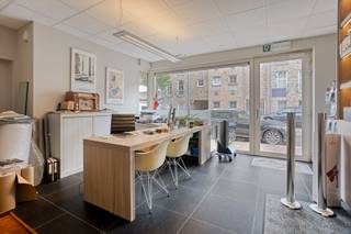 Deze verhuurde handelsruimte / commerciële ruimte van 126 m² is centraal gelegen in Geel, op korte afstand van het stadscentrum en met een vlotte verbinding naar de omliggende gemeenten.<br /><br />Het handelspand is momenteel ingericht als elektrozaak, maar kan mits beperkte aanpassingen perfect worden gebruikt voor uiteenlopende doeleinden zoals een vrij beroep, kantoorruimte, kledingwinkel, kapsalon en meer.<br /><br />Achteraan bevindt zich een kitchenette en/of opslagruimte, evenals twee toiletten. Daarnaast is er een kelder van circa 20 m² die ideaal dienstdoet als extra stockage. Het pand is bovendien achteraan toegankelijk, wat het laden en lossen van goederen aanzienlijk vergemakkelijkt.<br /><br />Het pand is momenteel verhuurd aan een zeer solvabele huurder, met een totale jaarlijkse huur (exclusief gemeenschappelijke kosten) van €15.614,88. Dit maakt het eveneens interessant als investering. <br /><br />Als extra troef is er gratis parking voor de deur en kan er gratis geparkeerd worden op het kerkplein om de hoek.<br /><br />Bijzonderheden:<br />- Zeer goed onderhouden<br />- Stijlvol afgewerkt<br />- Voorzien van een alarmsysteem