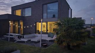 This recent and energy-efficient home enjoys a very quiet yet central location near the center of Waardamme.This furnished property is available for...