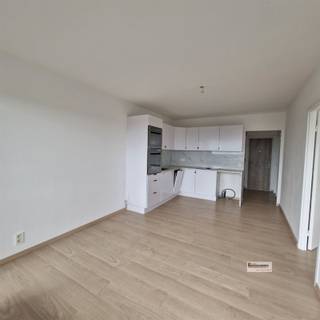 <p><span>Volledig gerenoveerd appartement op de 16de verdieping met prachtig uitzicht op het Rivierenhof.</span></p><p><span>Het ruime, vernieuwde terras biedt een schitterend panoramisch zicht op het groen. De lichtrijke leefruimte is uitgerust met een open keuken met inbouwtoestellen: vaatwasser, oven, microgolfoven en aansluiting voor wasmachine.</span></p><p><span>Er is een aparte slaapkamer en een veelzijdige berging die perfect kan dienen als bureau of ingebouwde dressing. De vernieuwde badkamer is voorzien van een grote inloopdouche. Overal in het appartement zijn nieuwe aluminium ramen geplaatst, en er is een veiligheidsdeur aanwezig.</span></p><p><span>Extra troeven:</span></p><ul><li><span>Uitzicht op het Rivierenhof, een van de mooiste parken van Antwerpen</span></li><li><span>Openbaar vervoer (tram en bus) vlak voor het gebouw</span></li><li><span>Kelderberging inbegrepen</span></li><li><span>Gratis parkeergelegenheid voor het gebouw</span></li><li><span>Lidl, Aldi en Jumbo op wandelafstand</span></li></ul><p><span> </span></p><p><span> </span></p><p><span> </span></p>